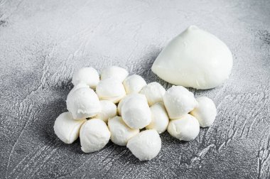 Mozzarella peynirli mini toplar mutfak masasında. Beyaz arka plan. Üst görünüm