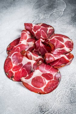 Coppa Cured jambonu mutfak masasında. Beyaz arka plan. Üst görünüm