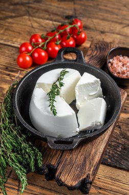 Fesleğen ve domatesli taze Ricotta krem peyniri. Ahşap arka plan. Üst görünüm