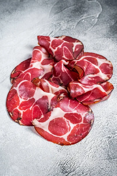 Coppa Jambon séché sur la table de cuisine. Fond blanc. Vue du dessus — Photo