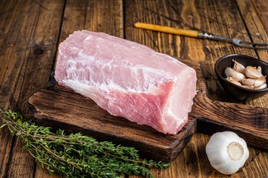 Tahtada baharatlı çiğ domuz filetosu. Ahşap arka plan. Üst görünüm