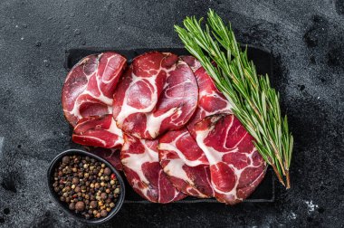 Coppa, Capocollo, Capicollo mermer panoda Cured jambonu. Siyah arka plan. Üst görünüm