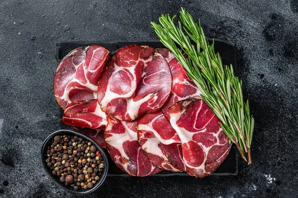 Coppa, Capocollo, Capicollo mermer panoda Cured jambonu. Siyah arka plan. Üst görünüm