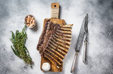 Kömürlü ızgara kuzu pirzola. Kesme tahtasında. Beyaz arka plan. Üst görünüm