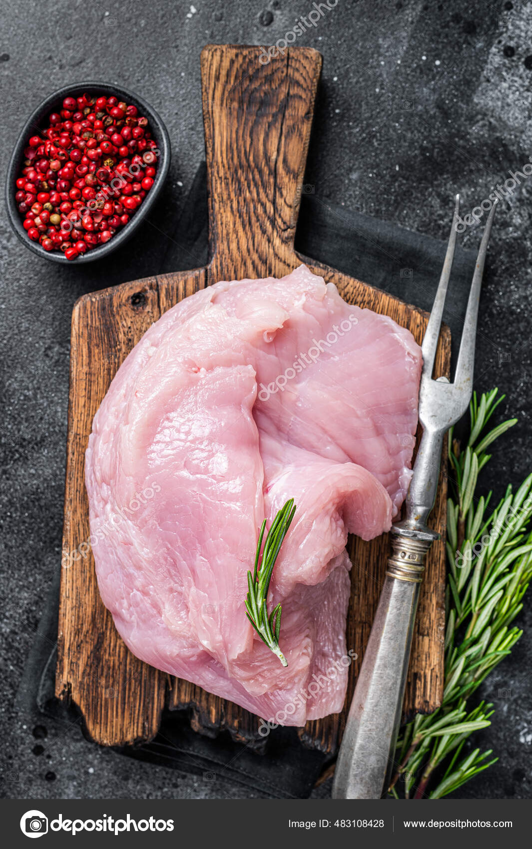Filé de peito de peru inteiro cru fresco em placa de madeira. Fundo preto.  Vista superior — Foto © composter-box@mail.ru #483108428, image size:1065x1700