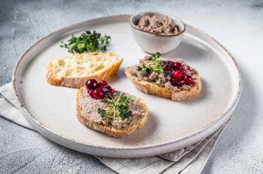 Tavuklu tostlar lahana filizli beyaz ekmek üzerine ezme. Beyaz arka plan. Üst Görünüm