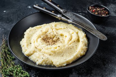 Patates püresi, patates püresi ve şifalı otlar. Siyah arka plan. Üst görünüm