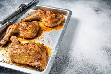 Fırında pişirilmiş ızgara tavuk budu. Beyaz arka plan. Üst Manzara. Boşluğu kopyala