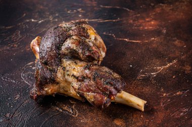 Kuzu budu, otlar ve sarımsaklı. Karanlık arka plan. Üst görünüm