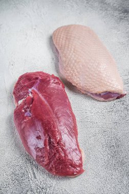 Çiğ ördek göğsü filetosu kasap masasında. Beyaz arka plan. Üst Görünüm