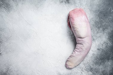 Kasap masasında çiğ sığır dili. Beyaz arka plan. Üst Manzara. Boşluğu kopyala