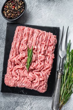 Kıymalı tavuk ya da çiğ hindi eti ve şifalı otlar. Beyaz arka plan. Üst Görünüm