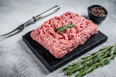 Kıymalı tavuk ya da çiğ hindi eti ve şifalı otlar. Beyaz arka plan. Üst Görünüm