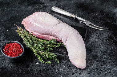 Kekikle mermer tahtada çiğ et ya da dana dili. Siyah arka plan. Üst görünüm