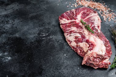 Askı ya da hamur köftesi, kasap masasında, otlu biftek. Siyah arka plan. Üst Manzara. Boşluğu kopyala