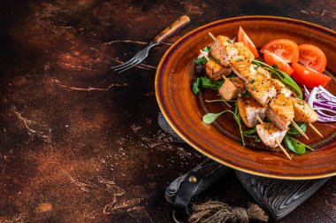 Kır tabağında sebzeli ızgara somon kebabı şiş. Karanlık arka plan. Üst Manzara. Boşluğu kopyala