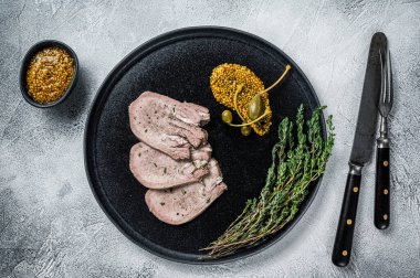 Tabakta dana eti ya da haşlanmış dil dilimleri. Beyaz arka plan. Üst görünüm