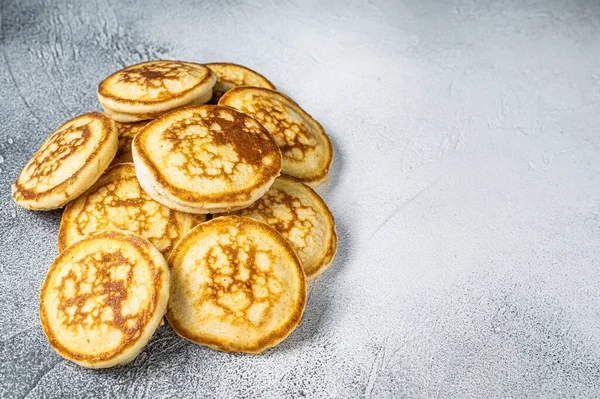 Tumpukan pancake mentega di meja dapur. Latar belakang putih. Top View. Salin ruang — Stok Foto