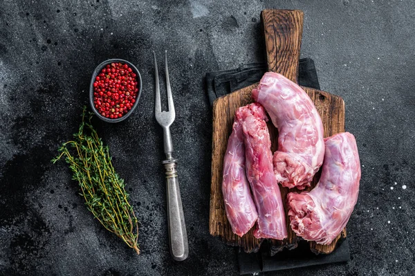 Kasap tahtasındaki çiğ hindi boynu eti. Siyah arka plan. Üst Görünüm