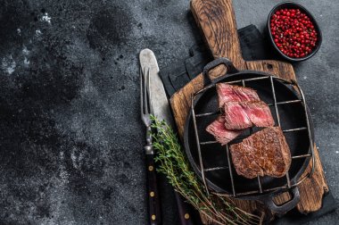 Izgarada ızgara fileminyon biftek. Siyah arka plan. Üst Manzara. Boşluğu kopyala