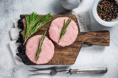 Pişmemiş çiğ kıymalı börek ve şifalı otlar. Beyaz arka plan. Üst görünüm