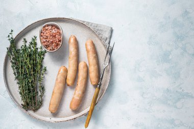 Tabakta kızarmış tavuk ve hindi sosisi. Beyaz arka plan. Üst Manzara. Boşluğu kopyala