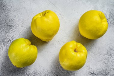 Beyaz masada taze ayva meyvesi. Beyaz arka plan. Üst görünüm