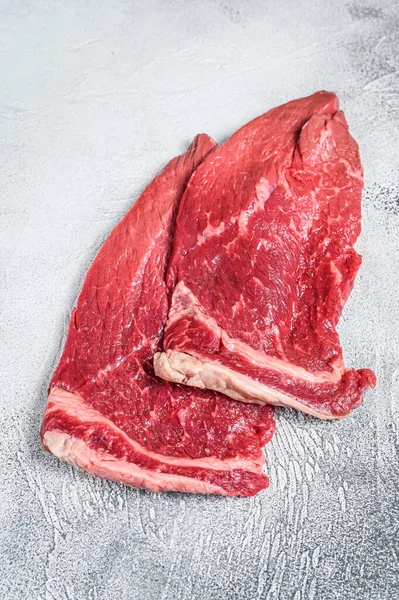 Rauw vers rundvlees, ronde biefstuk. Witte achtergrond. Bovenaanzicht — Stockfoto