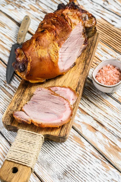 Sliced roasted pork knuckle on a cutting board. wooden background. Top view — Stock Photo, Image