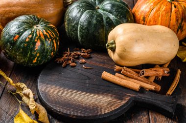 Şükran Günü ya da sonbahar balkabağı tatili geçmişi. Karanlık ahşap arka plan. Üst görünüm