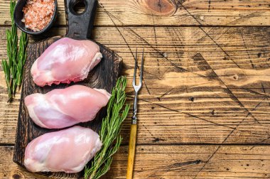 Kemiksiz Çiğ Tavuk filetosu. Ahşap arka plan. Üst Manzara. Boşluğu kopyala