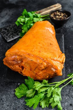 Çiğ marine edilmiş domuz budu. Siyah arka plan. Üst görünüm