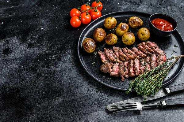 Bife de carne de mármore grelhado Bife com batata frita. Fundo preto. Vista superior. Espaço de cópia — Fotografia de Stock