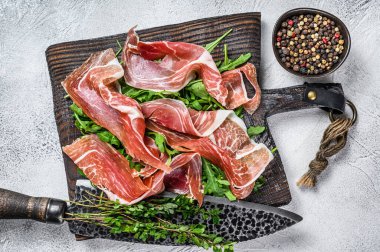 İspanyol Jamon Serrano jambonu ya da Prosciutto Crudo Parma jambonu. Beyaz arka plan. Üst görünüm
