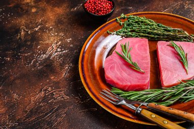 Biberiyeli taze çiğ ton balıklı biftek. Karanlık arka plan. Üst Manzara. Boşluğu kopyala