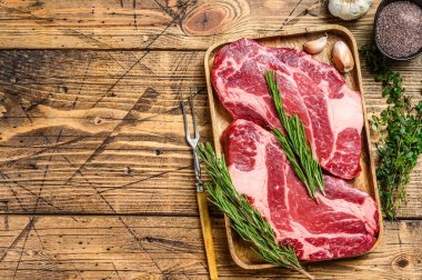 Taze çiğ siyah Angus bifteği. Ahşap arka plan. Üst Manzara. Boşluğu kopyala