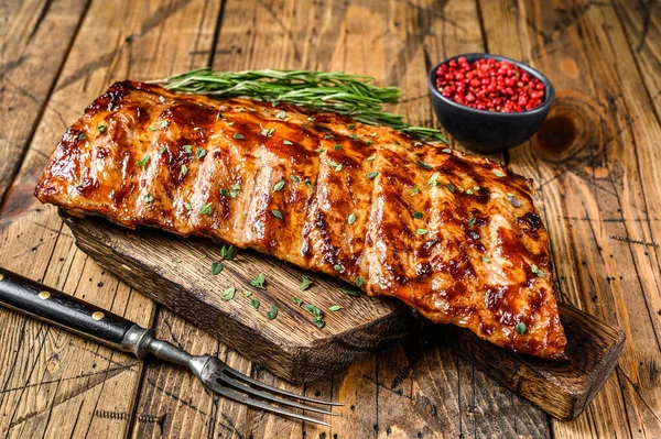 Costillas de repuesto de cerdo asadas y ahumadas. Fondo de madera. Vista superior — Foto de Stock