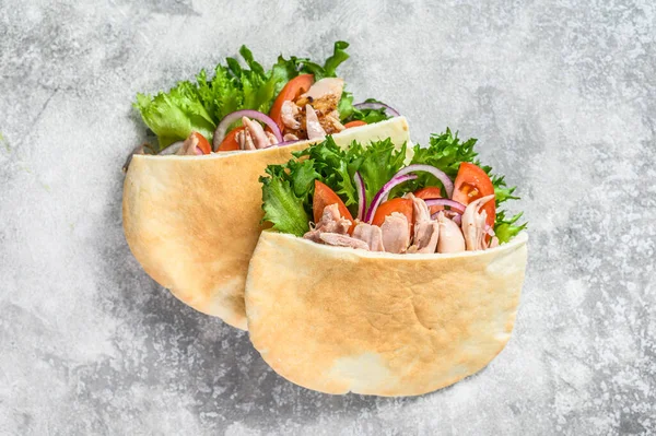 Doner kebab com carne de frango grelhado e legumes em pão pita. Fundo cinzento. Vista superior — Fotografia de Stock