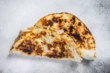 Peynirli kızarmış tavuk Quesadilla. Beyaz arka plan. Üst görünüm