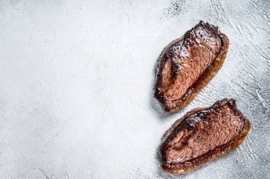 Kızarmış sığır filetosu ya da picanha bifteği. Beyaz arka plan. Üst Manzara. Boşluğu kopyala