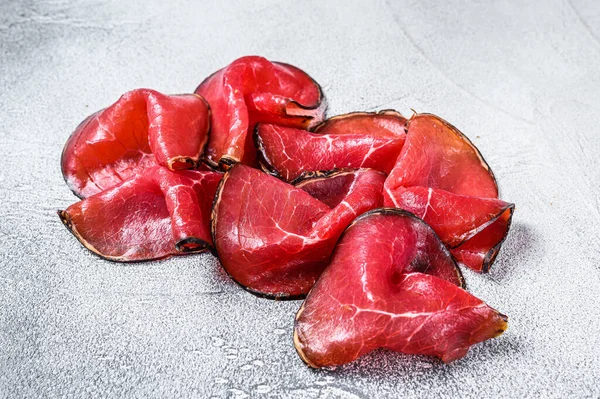 Füstölt bresaola marhahúsdarabok, olasz Antipasti. Fehér háttér. Felülnézet — Stock Fotó