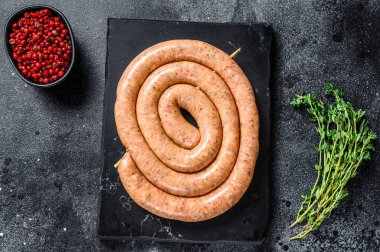 Domuz eti ve kıyma etinden çiğ baharatlı sosis. Arka plan. Üst görünüm