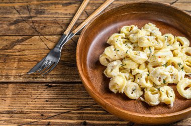 Ravioli ya da krem peynirli makarna ve et. Ahşap arka plan. Üst Manzara. Boşluğu kopyala