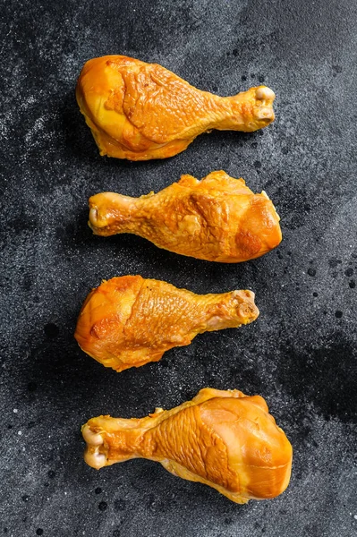 Kryddig Rökt kyckling ben trumpinnar på ett köksbord. Svart bakgrund. Ovanifrån — Stockfoto