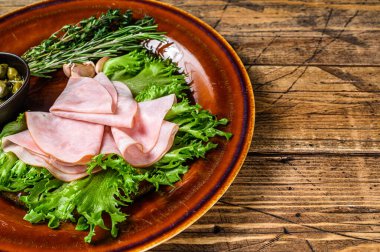 Taze salata ve kapari ile dilimlenmiş füme jambon. Ahşap arka plan. Üst Manzara. Boşluğu kopyala