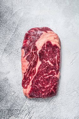 Izgara için hazırlanmış bir masada çiğ biftek bifteği. Beyaz arka plan. Üst görünüm