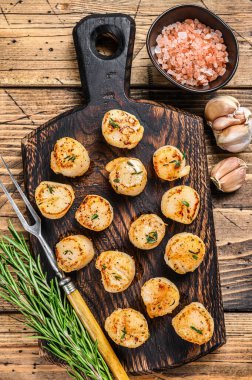 Tahtaya tereyağı sosu sürülmüş barbekü sosu. Ahşap arka plan. Üst görünüm