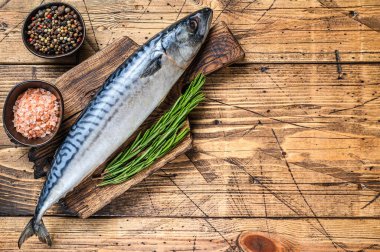 Tahta kesme tahtasının üzerinde kekik ile tuzlu su balığı uskumrusu. Ahşap arka plan. Üst Manzara. Boşluğu kopyala