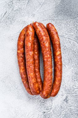 Kırsal bir masada sıcak füme sosis. Beyaz arka plan. Üst görünüm