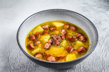 Alman bezelye çorbası ve füme sosis. Beyaz arka plan. Üst görünüm